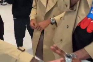 SGA蝉联MVP后，给队友的礼物是爱彼表和巴宝莉风衣